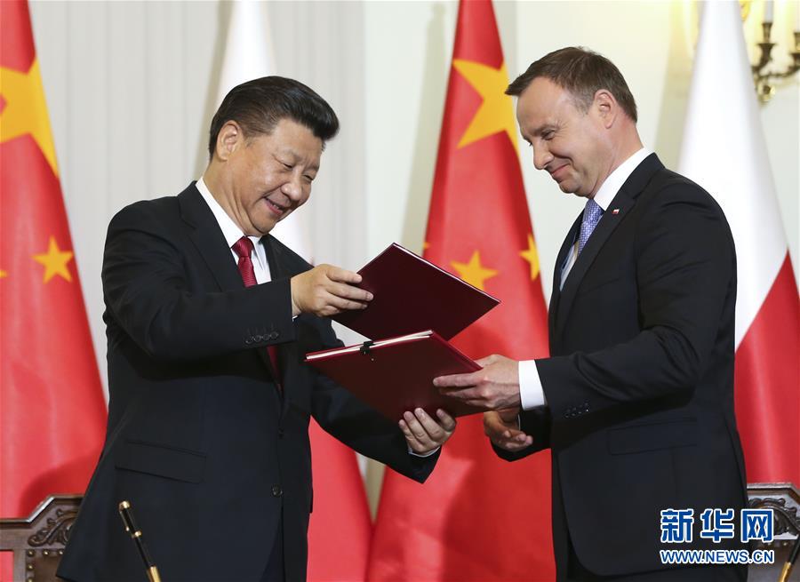 6月20日,國家主席習近平在華沙同波蘭總統杜達舉行會談。這是會談后,兩國元首共同簽署《中華人民共和國和波蘭共和國關于建立全面戰略伙伴關系的聯合聲明》。新華社記者蘭紅光攝 6月20日,國家主席習近平在華沙同波蘭總統杜達舉行會談。這是會談后,兩國元首共同簽署《中華人民共和國和波蘭共和國關于建立全面戰略伙伴關系的聯合聲明》。新華社記者蘭紅光攝