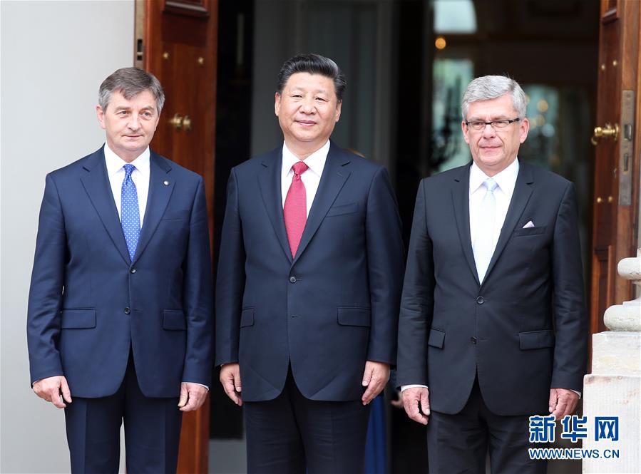 6月20日，國(guó)家主席習(xí)近平在華沙瓦津基公園水上宮殿會(huì)見波蘭參議長(zhǎng)卡切夫斯基（右）和眾議長(zhǎng)庫(kù)赫欽斯基。 新華社記者 姚大偉 攝  