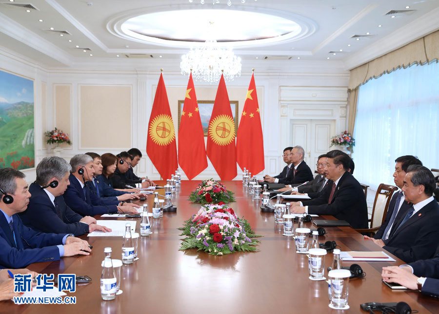 6月24日，國家主席習近平在烏茲別克斯坦塔什干會見吉爾吉斯斯坦總統(tǒng)阿坦巴耶夫。 新華社記者 馬占成 攝