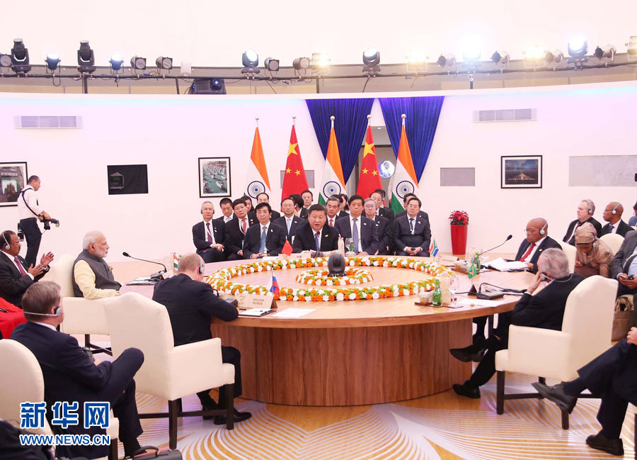 10月16日，金磚國(guó)家領(lǐng)導(dǎo)人第八次會(huì)晤在印度果阿舉行。中國(guó)國(guó)家主席習(xí)近平、印度總理莫迪、南非總統(tǒng)祖馬、巴西總統(tǒng)特梅爾、俄羅斯總統(tǒng)普京出席。習(xí)近平發(fā)表題為《堅(jiān)定信心　共謀發(fā)展》的重要講話。新華社記者姚大偉攝 