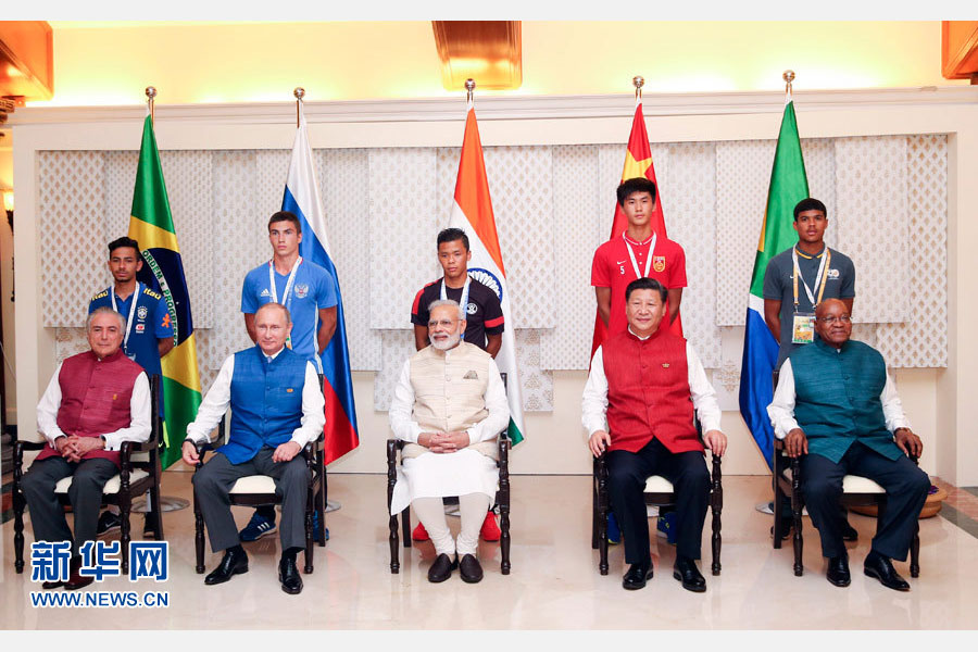 10月15日，國(guó)家主席習(xí)近平與印度總理莫迪、南非總統(tǒng)祖馬、巴西總統(tǒng)特梅爾、俄羅斯總統(tǒng)普京在印度果阿同參加金磚國(guó)家17歲以下少年足球賽的各國(guó)代表隊(duì)隊(duì)長(zhǎng)合影。新華社記者姚大偉攝 