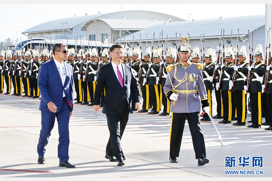 當地時間11月17日,國家主席習近平乘專機抵達基多,開始對厄瓜多爾共和國進行國事訪問。這是厄瓜多爾總統科雷亞在機場為習近平舉行隆重歡迎儀式。新華社記者 鞠鵬 攝 當地時間11月17日,國家主席習近平乘專機抵達基多,開始對厄瓜多爾共和國進行國事訪問。這是厄瓜多爾總統科雷亞在機場為習近平舉行隆重歡迎儀式。新華社記者 鞠鵬 攝