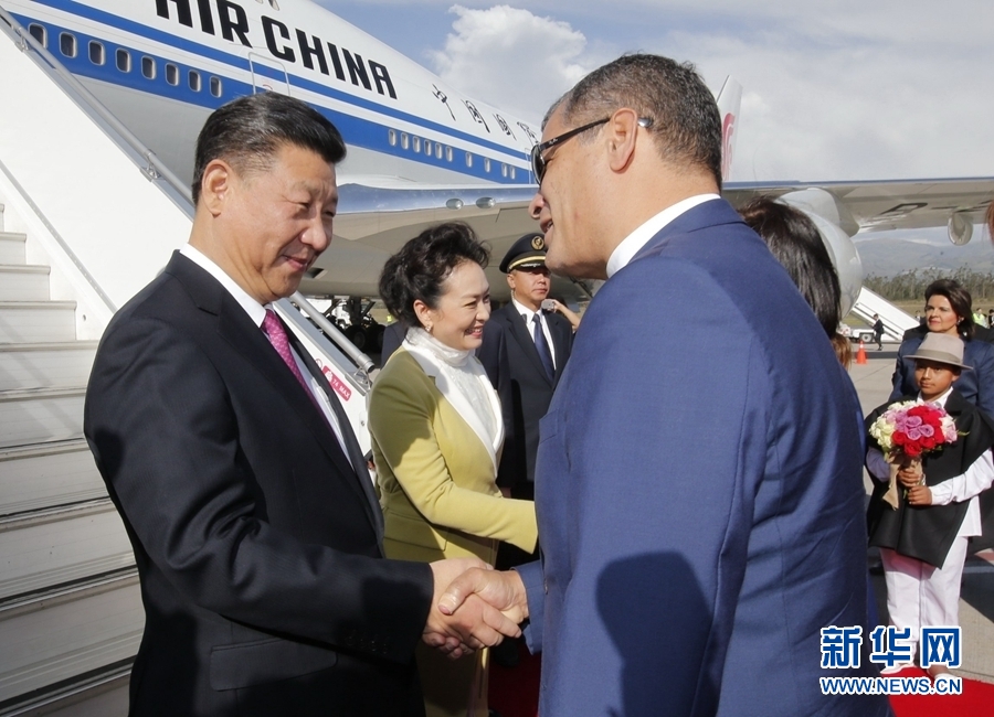 當地時間11月17日,國家主席習近平乘專機抵達基多,開始對厄瓜多爾共和國進行國事訪問。厄瓜多爾總統科雷亞和夫人馬勒布等在舷梯旁熱情迎接習近平和夫人彭麗媛。新華社記者 鞠鵬 攝 當地時間11月17日,國家主席習近平乘專機抵達基多,開始對厄瓜多爾共和國進行國事訪問。厄瓜多爾總統科雷亞和夫人馬勒布等在舷梯旁熱情迎接習近平和夫人彭麗媛。新華社記者 鞠鵬 攝