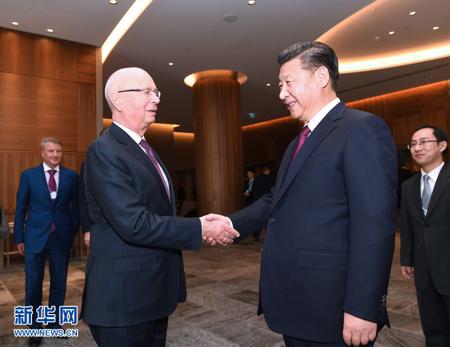 1月17日，國家主席習近平在瑞士達沃斯會見世界經濟論壇主席施瓦布。 新華社記者 饒愛民 攝