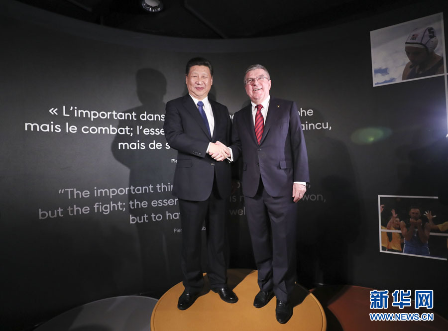 1月18日，國家主席習近平在瑞士洛桑國際奧林匹克博物館會見國際奧林匹克委員會主席巴赫。這是習近平和巴赫在奧運冠軍領獎臺上合影。新華社記者 蘭紅光 攝