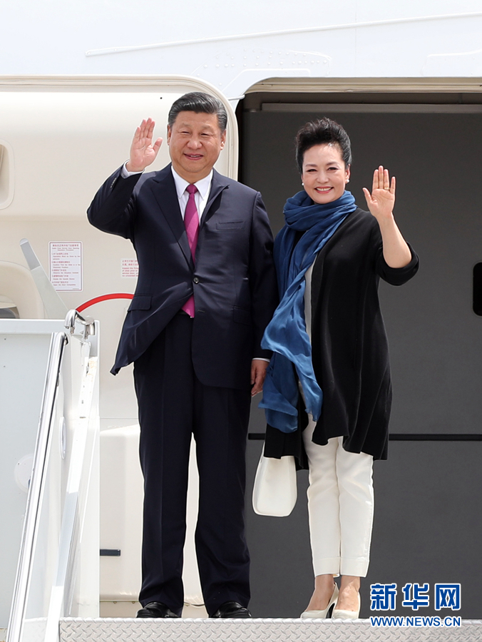 4月6日,國家主席習近平乘專機抵達美國佛羅里達州,將在海湖莊園同美國總統(tǒng)特朗普舉行中美元首會晤。這是習近平和夫人彭麗媛步出機艙。新華社記者 劉衛(wèi)兵 攝 4月6日,國家主席習近平乘專機抵達美國佛羅里達州,將在海湖莊園同美國總統(tǒng)特朗普舉行中美元首會晤。這是習近平和夫人彭麗媛步出機艙。新華社記者 劉衛(wèi)兵 攝