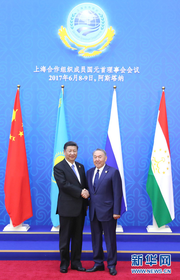 6月9日，國家主席習近平在哈薩克斯坦首都阿斯塔納出席上海合作組織成員國元首理事會第十七次會議并發表重要講話。這是習近平出席會議時，受到哈薩克斯坦總統納扎爾巴耶夫的熱情迎接。新華社記者 馬占成 攝