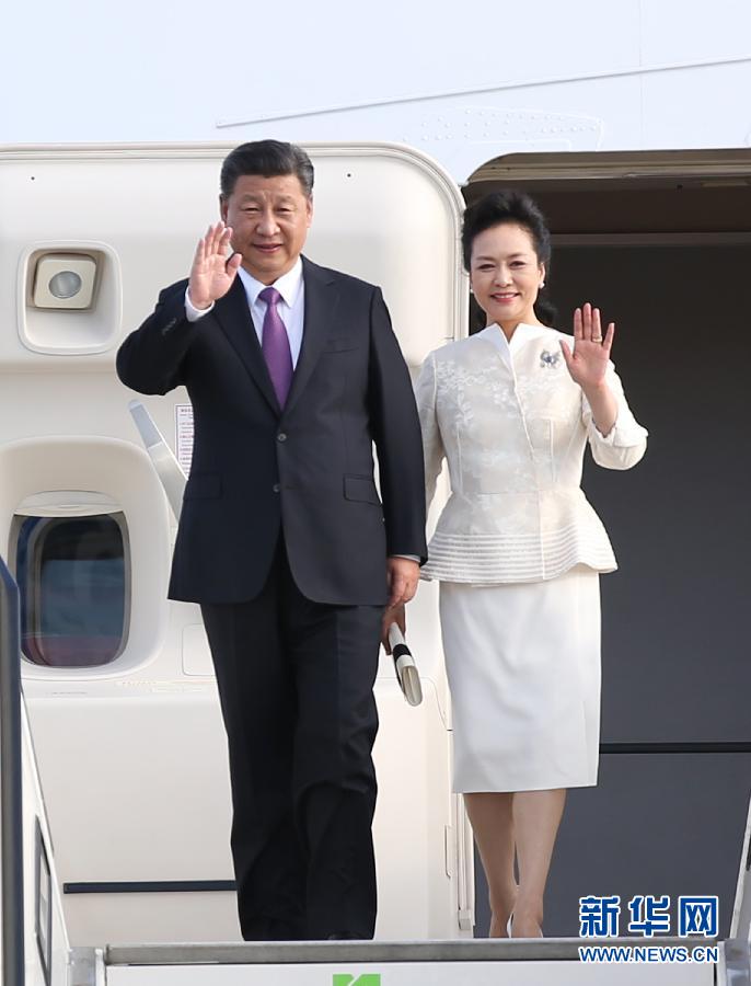 7月4日，國(guó)家主席習(xí)近平乘專機(jī)抵達(dá)柏林，開(kāi)始對(duì)德意志聯(lián)邦共和國(guó)進(jìn)行國(guó)事訪問(wèn)。這是習(xí)近平和夫人彭麗媛步出艙門。 新華社記者 姚大偉 攝