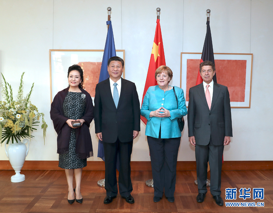 當(dāng)?shù)貢r(shí)間7月4日晚,剛剛抵達(dá)柏林的國家主席習(xí)近平在利伯曼故居同德國總理默克爾舉行會見。這是習(xí)近平和夫人彭麗媛抵達(dá)位于柏林市中心勃蘭登堡門附近的利伯曼故居時(shí),受到默克爾和丈夫紹爾熱情迎接。新華社記者 馬占成 攝 當(dāng)?shù)貢r(shí)間7月4日晚,剛剛抵達(dá)柏林的國家主席習(xí)近平在利伯曼故居同德國總理默克爾舉行會見。這是習(xí)近平和夫人彭麗媛抵達(dá)位于柏林市中心勃蘭登堡門附近的利伯曼故居時(shí),受到默克爾和丈夫紹爾熱情迎接。新華社記者 馬占成 攝