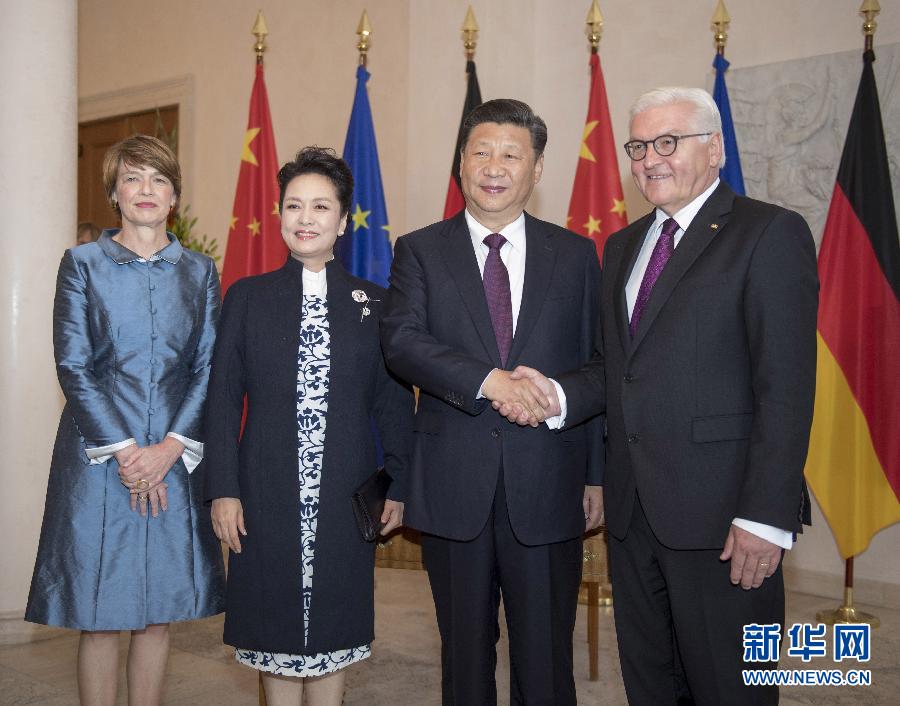 7月5日，國家主席習(xí)近平在柏林會見德國總統(tǒng)施泰因邁爾。會見前，施泰因邁爾在總統(tǒng)府花園為習(xí)近平舉行隆重歡迎儀式。這是習(xí)近平和夫人彭麗媛同施泰因邁爾夫婦合影。新華社記者 李學(xué)仁 攝