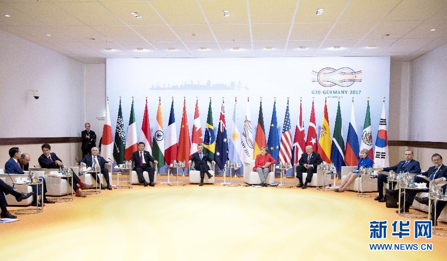 7月7日,二十國集團領導人第十二次峰會在德國漢堡舉行。國家主席習近平出席并發表題為《堅持開放包容 推動聯動增長》的重要講話。這是峰會前,習近平出席二十國集團峰會領導人座談會。新華社記者 李學仁 攝 7月7日,二十國集團領導人第十二次峰會在德國漢堡舉行。國家主席習近平出席并發表題為《堅持開放包容 推動聯動增長》的重要講話。這是峰會前,習近平出席二十國集團峰會領導人座談會。新華社記者 李學仁 攝