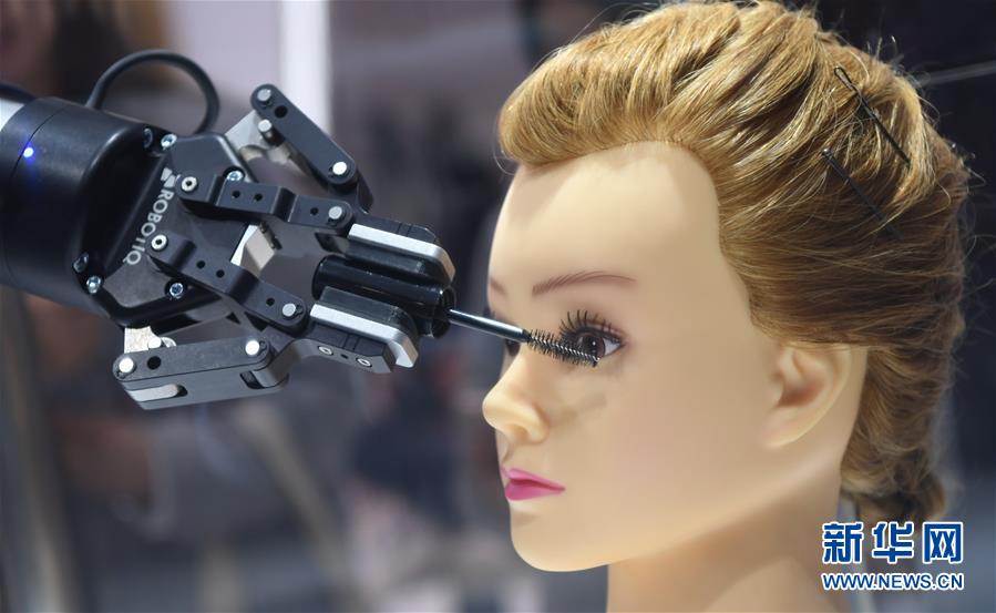 （鏡觀進(jìn)博會）機械化妝師