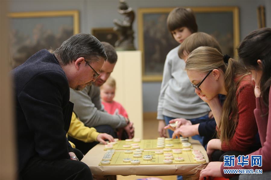 (國際·圖文互動)(1)白俄羅斯國家美術(shù)館里的中國年