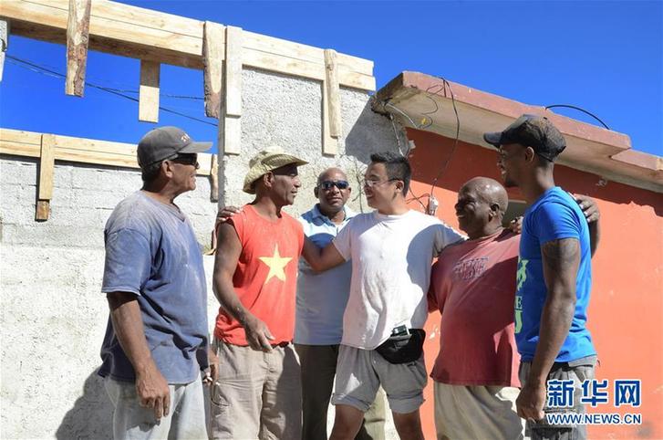 (國際·圖文互動)(1)哈瓦那龍卷風災區來了個“中國人”