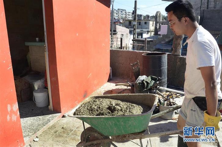 (國際·圖文互動)(7)哈瓦那龍卷風災區來了個“中國人”