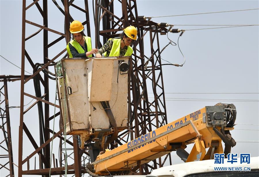 (國際·圖文互動)(3)通訊:從家庭走向曠野的敘利亞女電工