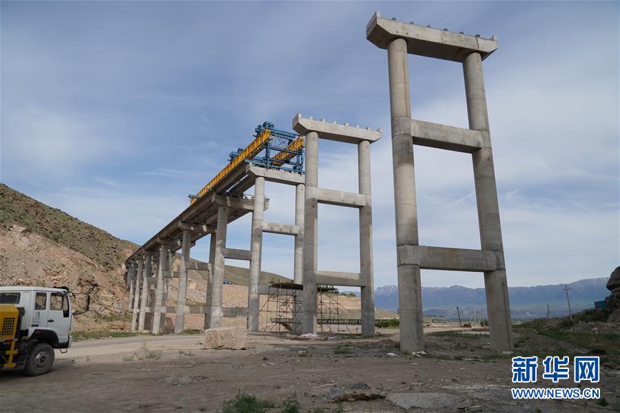 (習近平出訪配合稿·圖文互動)(4)通訊:雪山腳下有條“中國路”