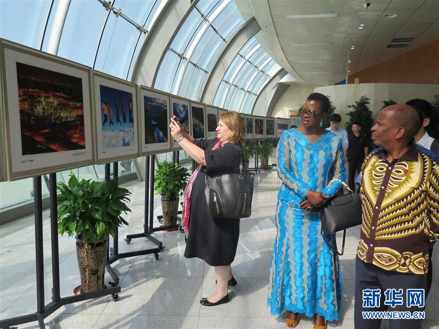 (圖文互動)(1)8國常駐日內瓦外交官參訪新疆積極評價經濟社會發展及去極端化舉措