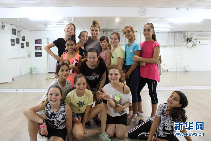 (國際·圖文互動)(4)通訊:以黎邊境防空洞里的舞蹈課