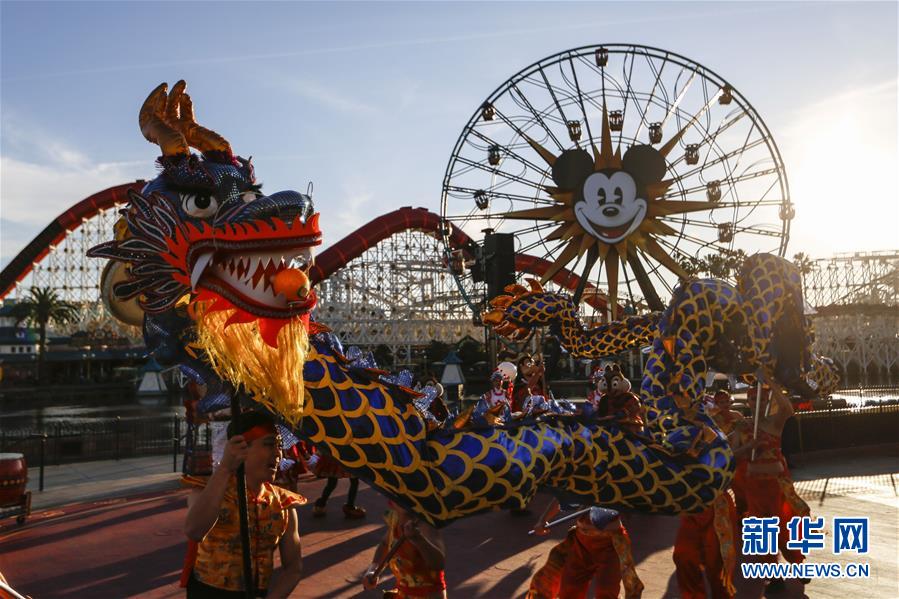 (國(guó)際·圖文互動(dòng))(3)通訊:美國(guó)迪士尼加州冒險(xiǎn)樂園紅紅火火迎鼠年
