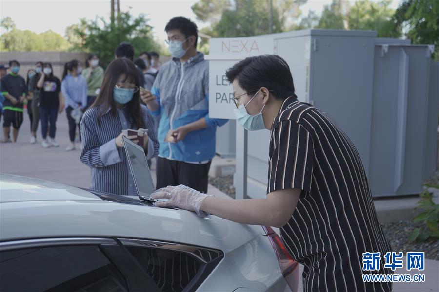 (國際疫情·圖文互動)(6)“來自祖國濃濃的愛”——在美留學生領取“健康包”背后的故事