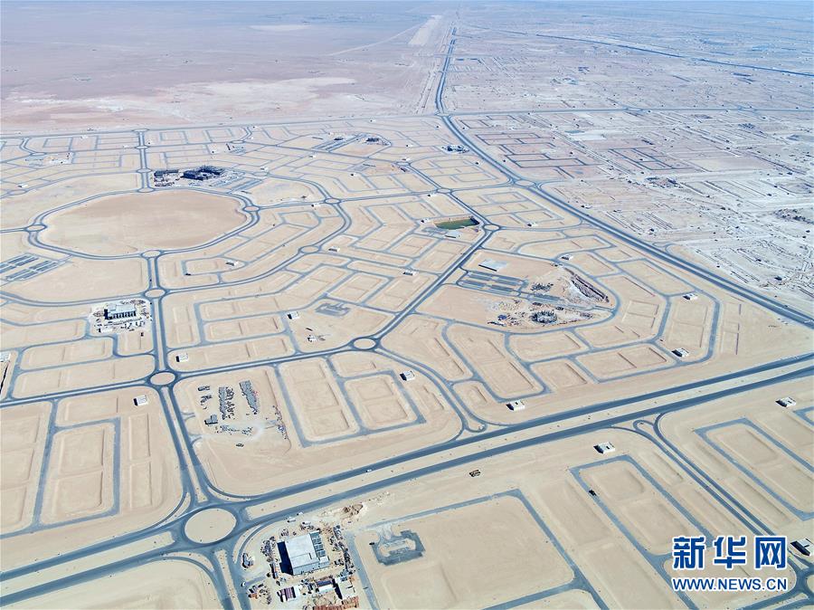 (國際疫情·圖文互動)(5)通訊:防疫、生產兩不誤,沙漠現“棋盤”——記中企承建科威特住房基建項目