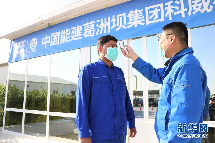 (國際疫情·圖文互動)(6)通訊:防疫、生產兩不誤,沙漠現“棋盤”——記中企承建科威特住房基建項目