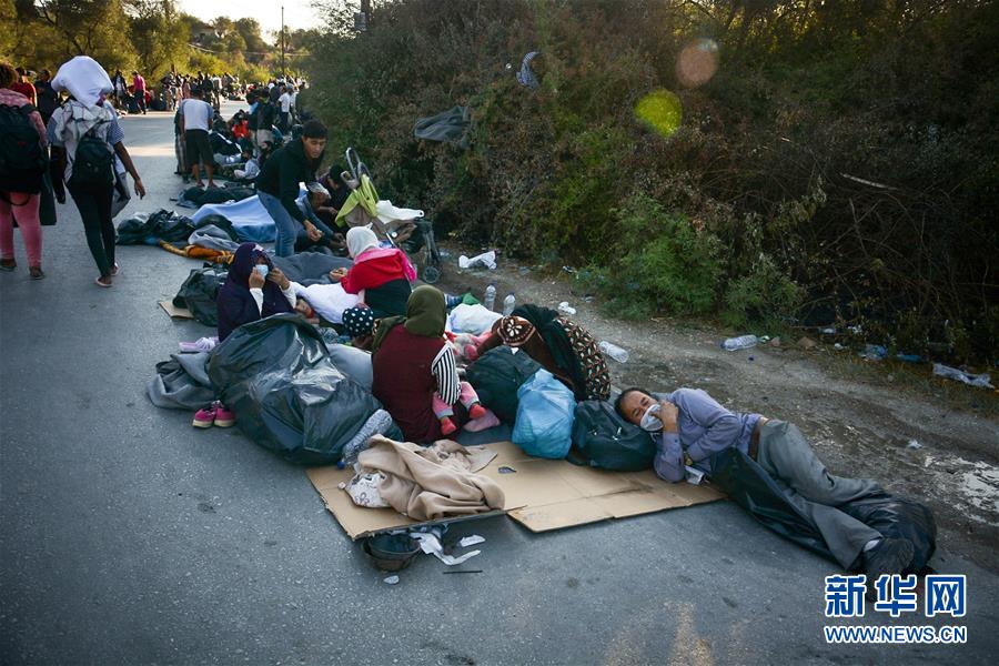 (國際)(2)希臘最大難民營發生火災 數千人逃離