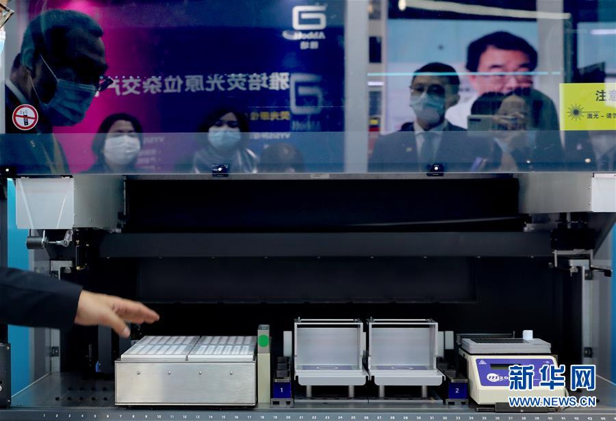 (第三屆進博會·圖文互動)(11)新疫苗、新療法,進博會最“火爆”展區見聞