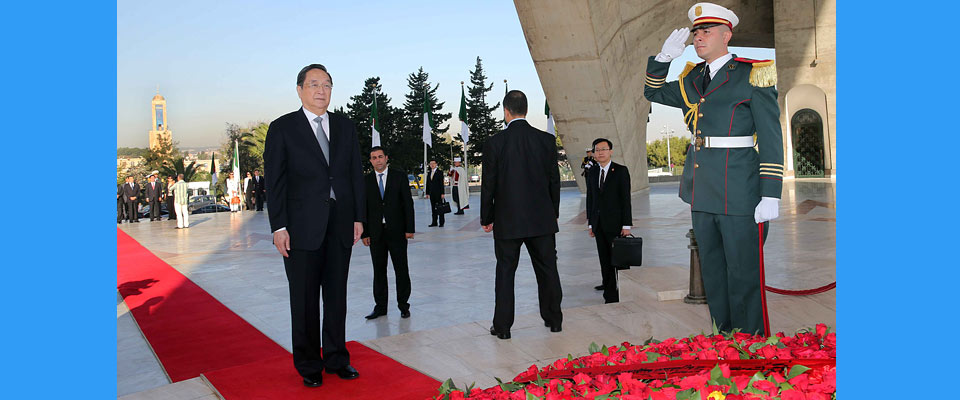 俞正聲向阿爾及利亞無名烈士紀念碑敬獻花環