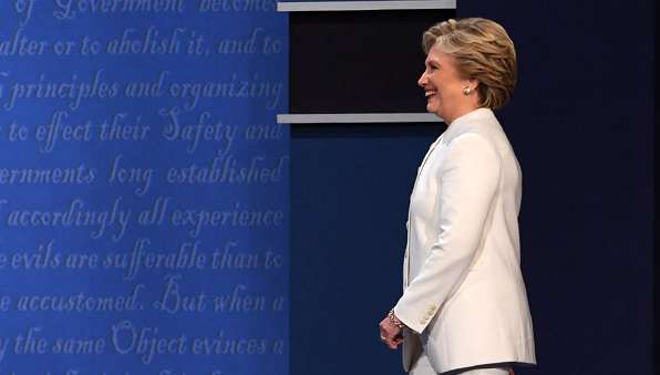 “郵件門”發酵：希拉里的“水門丑聞”還是FBI非法干政？