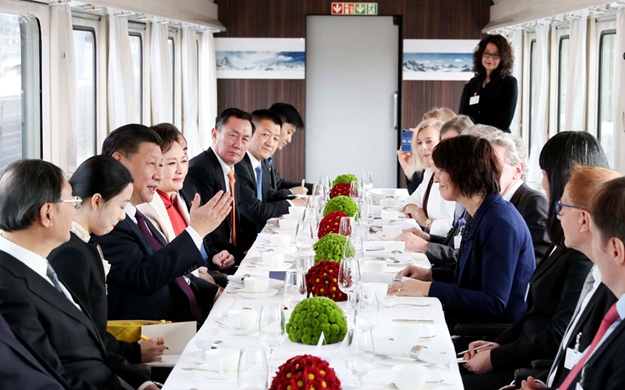 習近平同瑞士聯邦主席洛伊特哈德茶敘