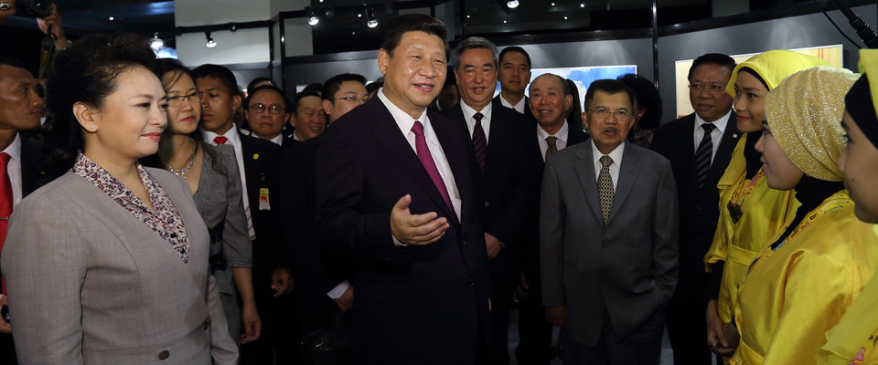 習近平參觀“中印尼友好”圖片展